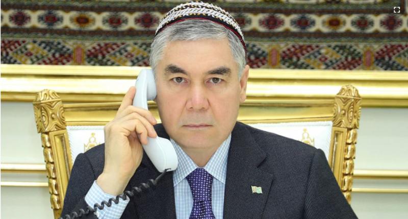 Turkmenistanski predsednik uradnikom in direktorjem večjih zasebnih podjetij po smrti svojega očeta zaukazal britje glav