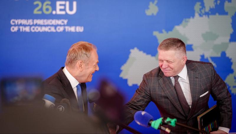 Rusofobni Tusk se je skušal posmehniti Rusom: Fico ga prekinil sredi stavka (VIDEO)