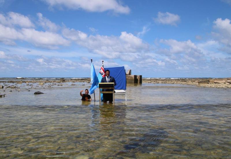 Močno sporočilo svetovnim voditeljem: Šef diplomacije majhnega otoka nagovoril OZN stoje do kolen v morski vodi