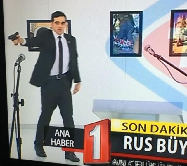 Posnetek, ki prikazuje atentatorja pri izvedbi umora na ruskega diplomata v Turčiji