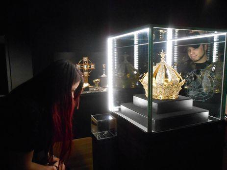 Iz francoskega muzeja ukradli dragoceno krono z dragulji