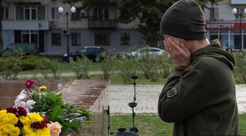 Stari, izmaličeni in mrtvi: Ukrajini zmanjkuje vojakov