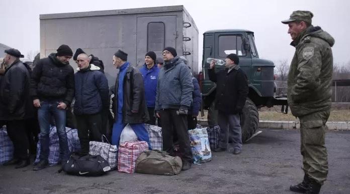 Ukrajina in separatisti izmenjali več sto zapornikov