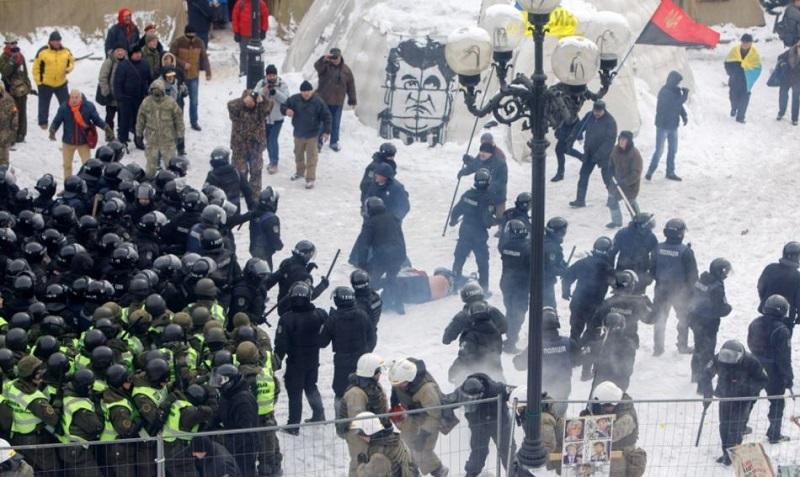 V spopadih med policijo in protestniki v Kijevu več ranjenih