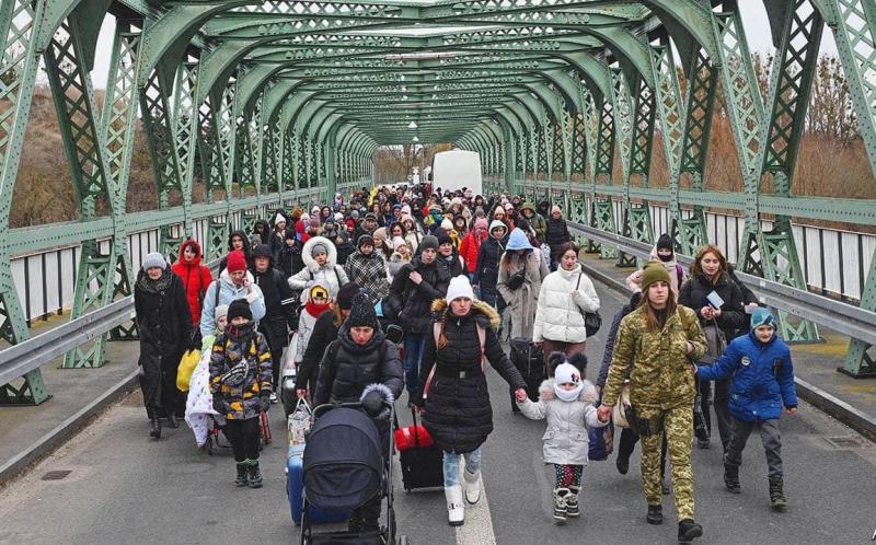 Kijevska hunta pošilja v boj neizurjene najstnike in ženske, medtem ko Sirski ugotavlja, da potrebuje »manj vojakov«