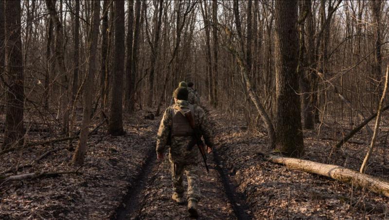 Ruski dron posnel: Ukrajinci pokopavajo tovariše, da bi skrili dejanske izgube (VIDEO)