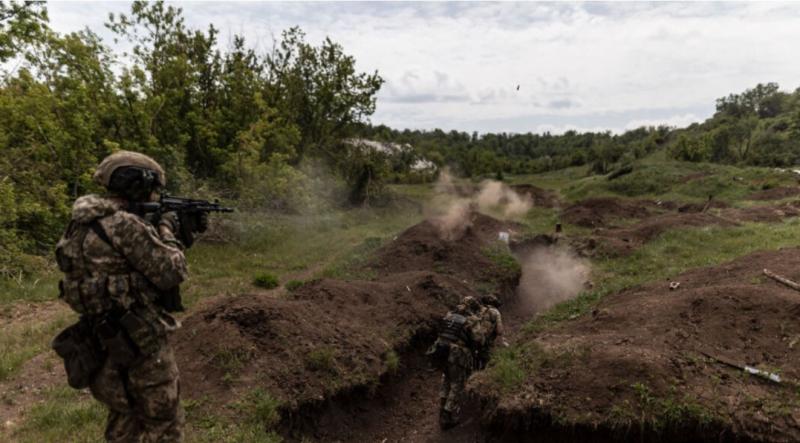 »Times« in »smrt s tisoč rezi«: Le 2000 ruskih vojakov sodeluje v preboju fronte pri Harkovu, je to past?