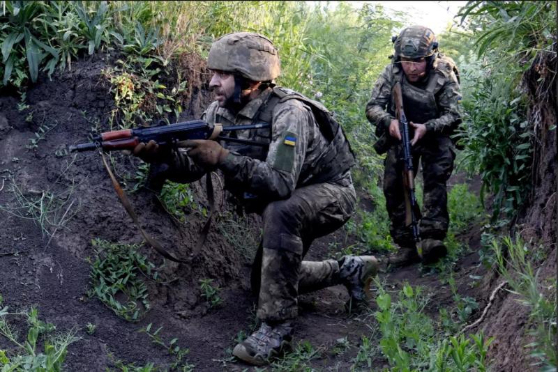 Moskva pojasnila, zakaj ukrajinski vojaki niso povabljeni na parado v Varšavi