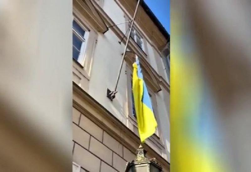 Na prvem mestu odslej nacionalni interesi: Ukrajinska zastava odstranjena s češkega parlamenta (VIDEO)