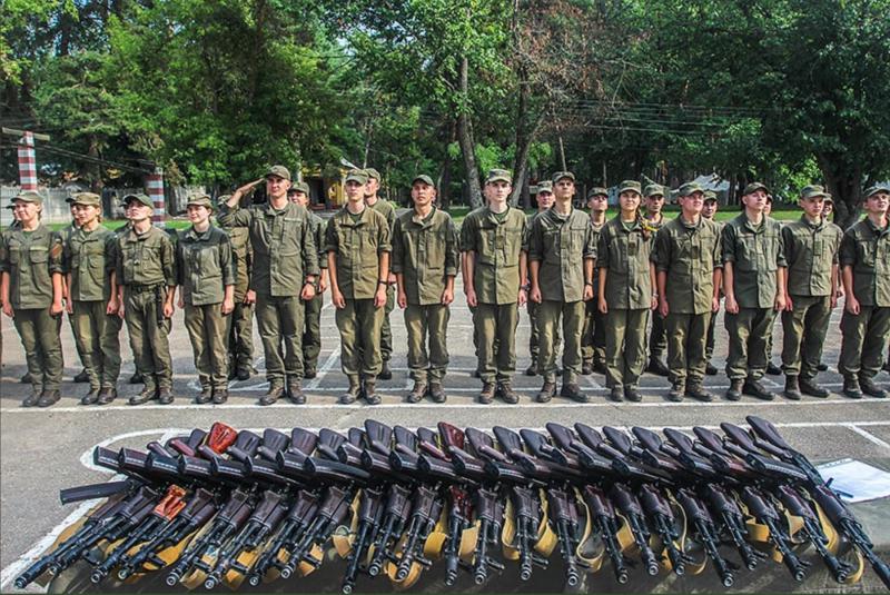 Škandal v Ukrajini: Kijev ukazal, da na fronto takoj pošljejo otroke-kadete Harkovske akademije nacionalne garde