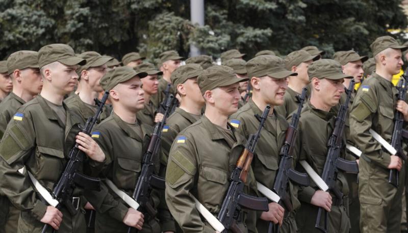 Ni vojakov, ni denarja: Bivši ukrajinski premier o grozljivem stanju oboroženih sil in financ v Kijevu