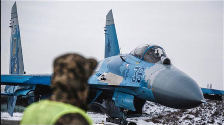 Ruski raketni napad na vojaško letališče v Mirgorodu: Zadetih sedem letal Su-27, skupaj devet onesposobljenih (VIDEO)