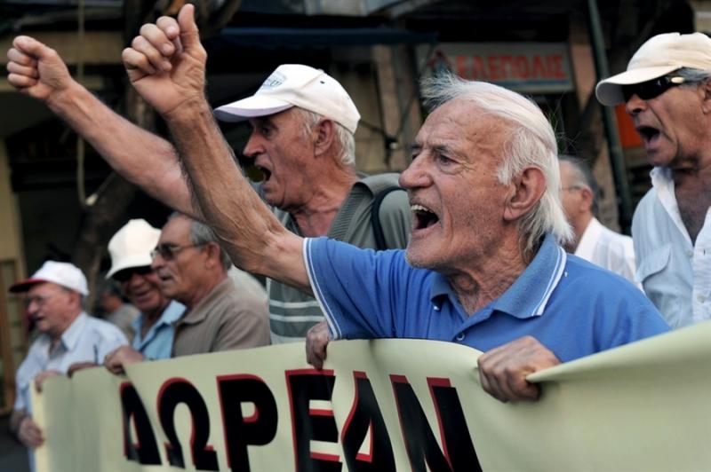Za vsakega upokojenca mora delati kar deset Grkov