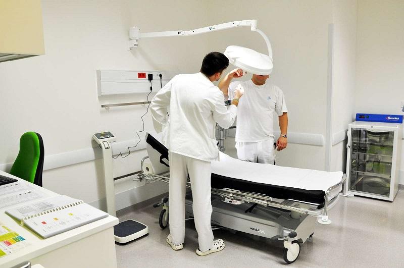 Ustavno sodišče bo obravnavalo le del pobude zasebnih zdravnikov