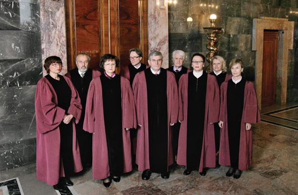 Anketa: Ustavni sodniki naj zbujajo vtis nepristranskosti