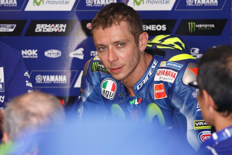 Rossi uspešno prestal operacijo, okreval bo več kot mesec dni