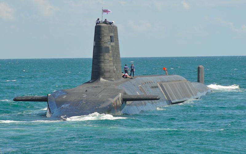 Nevaren škandal: Delavci s »super lepilom« popravili – jedrski reaktor britanske jedrske podmornice!
