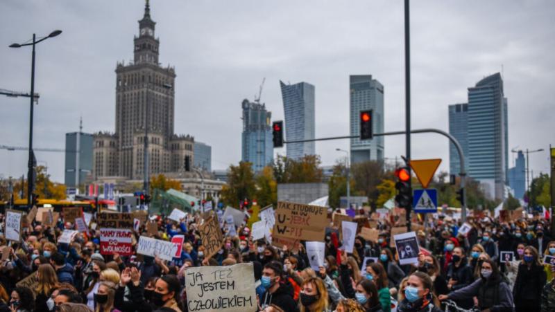 »To ni naša vojna!« V Varšavi demonstracije proti vmešavanju v vojno v Ukrajini