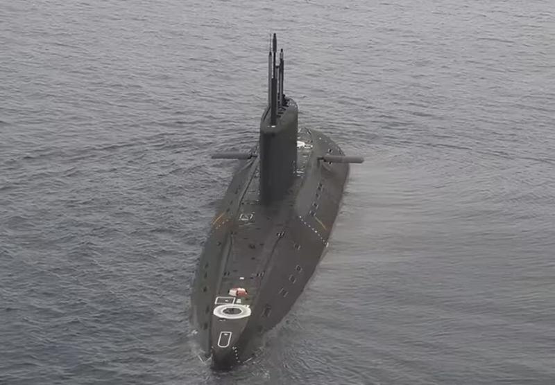 Laž: Kijev je uspešno napadel podmornico ruske Črnomorske flote in jo uničil ali resno poškodoval