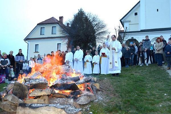 Cerkev se na velikonočnih vigilijah veseli novih članov skupnosti