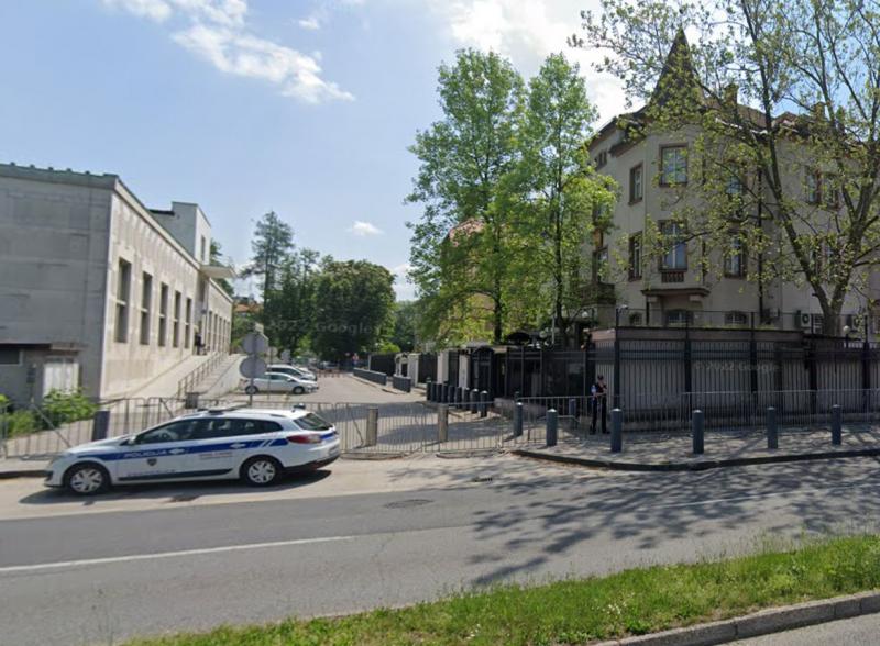 Kdo nam laže? Rusko veleposlaništvo v Sloveniji informacij o pridržanju tujcev ni prejelo