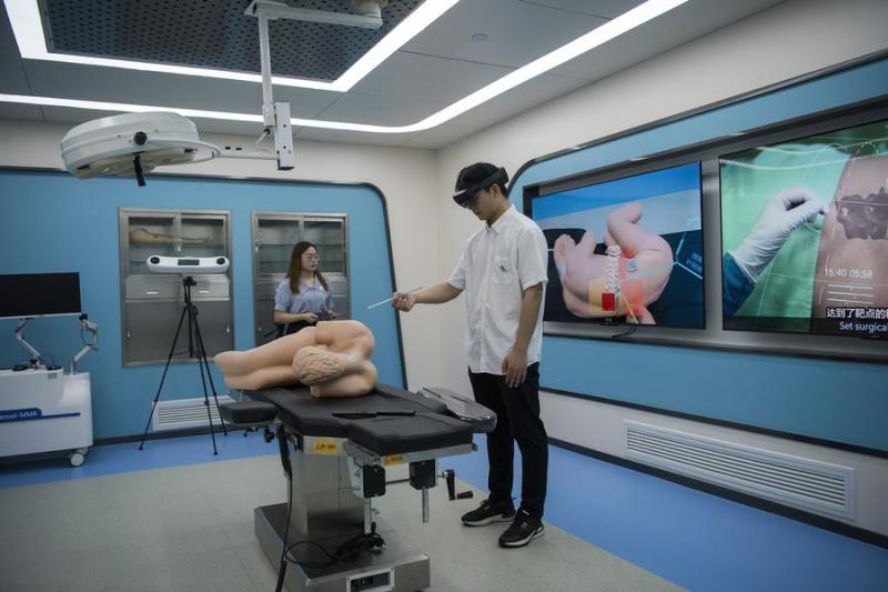 Strojno zdravljenje: V Šanghaju vzpostavili prvi center za testiranje aplikacij za velike medicinske modele