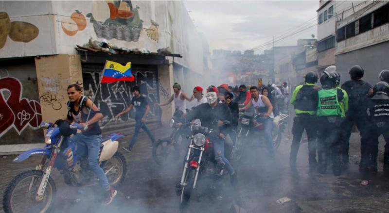 Protesti v Caracasu: Opozicija oporeka Madurovi zmagi, Venezuela v plamenih (VIDEO)