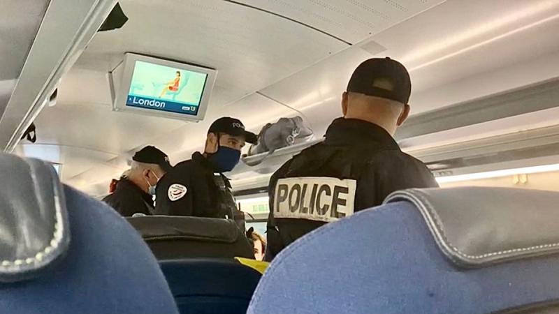 Policija odstranila potnika z vlaka, ker nekaj časa menda »ni nosil (prave) maske«