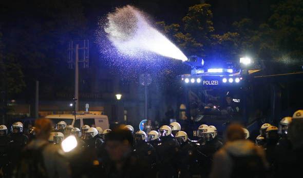Policija z vodnim topom nad protestnike proti vrhu G20