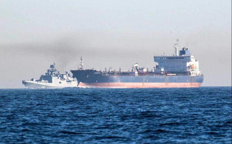 Putin izzval Starmerja: Ruska »senčna« tankerja skozi Rokavski preliv spremljala fregata, Britanci samo opazovali