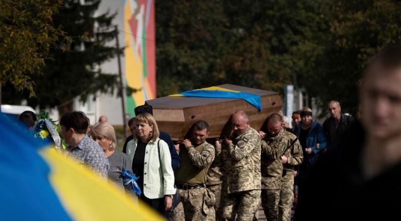 Pritisk narašča: Ukrajina ima hude težave z mobilizacijo, na fronto pošilja invalide