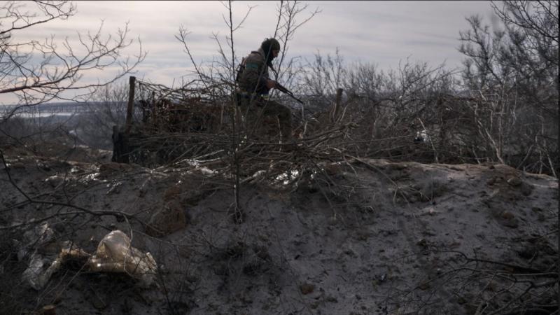 Ukrajinska vojska v katastrofalnem stanju: Prezebli in ranjeni med dežjem spijo v blatnih jarkih