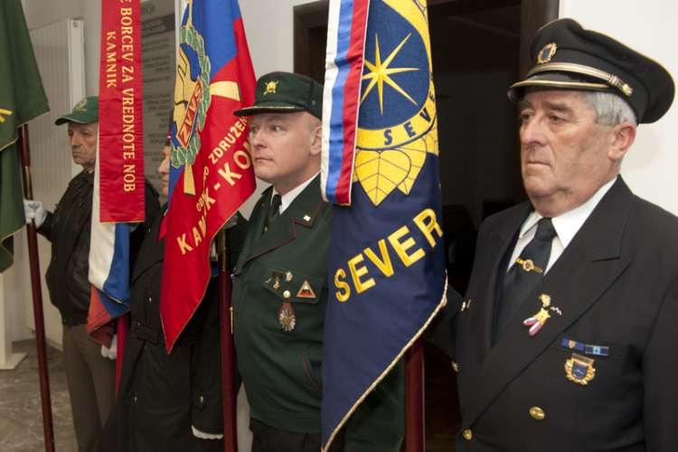Upravičencev do veteranskega dodatka mesečno od približno 8200 do 8500