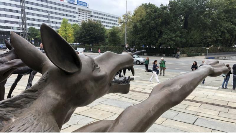 V Chemnitzu na vzhodu Nemčije so se pojavili bronasti kipi razjarjenih volkov, ki salutirajo po nacistično