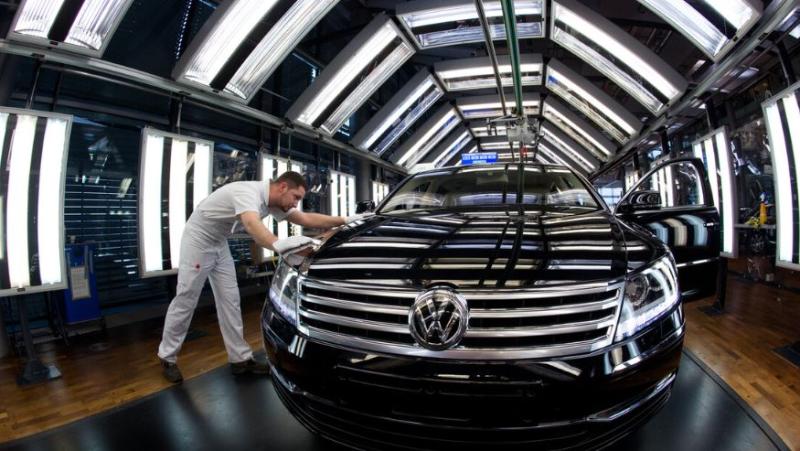 »Volkswagen« prvič v zgodovini zapira proizvodno linijo: Po 88 letih se tovarna v Dresdnu zapira