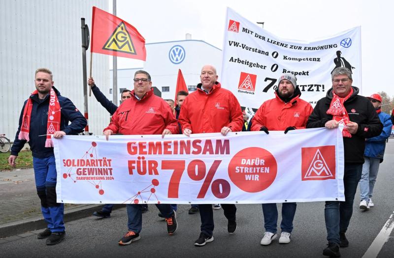 Delavci Volkswagna začeli stavko. Več tisoč ljudi šlo na ceste, ukrajinska vojna spravila Nemčijo na kolena!
