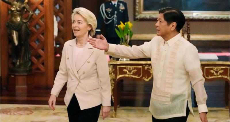 Prepotovala pol sveta, da bi Evropo sprla z Azijo! Zakaj von der Leynova na Filipinih zagovarja interese ZDA?!