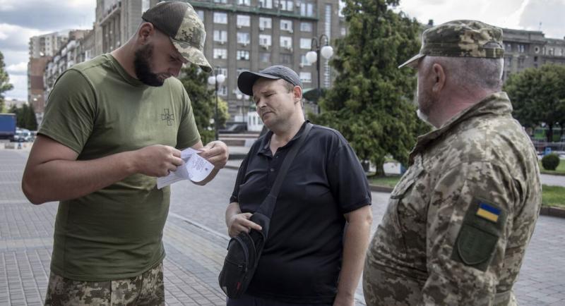 Ukrajina ni več izbirčna: Mobilizira duševno bolne, HIV pozitivne in gluhe