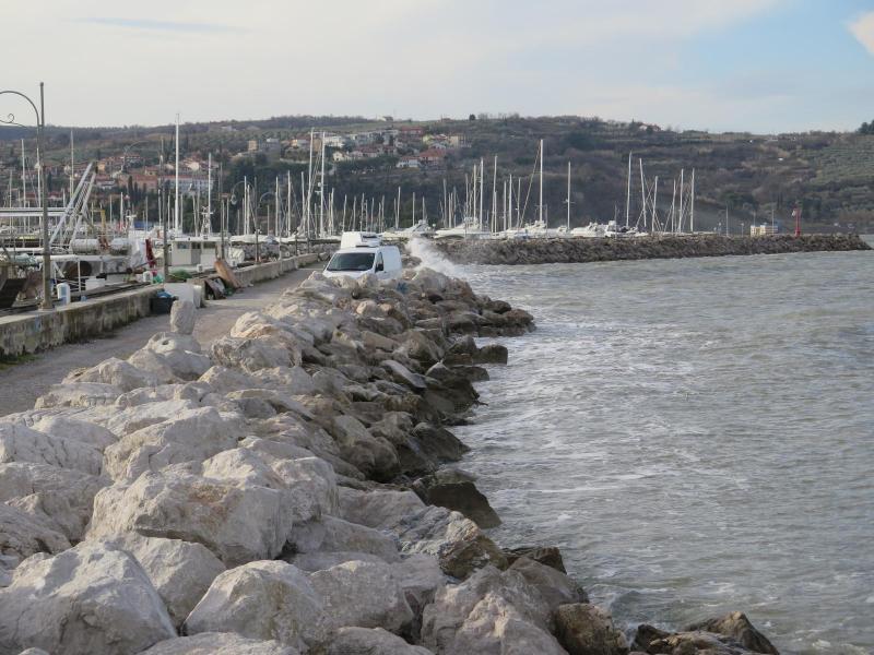 Vreme: Ponoči pretežno oblačno, po nižinah lahko nastane megla