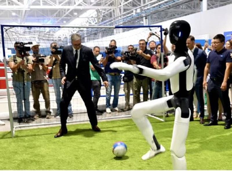 Srbija je v sodelovanju s kitajskim podjetjem začela serijsko proizvodnjo humanoidnih robotov