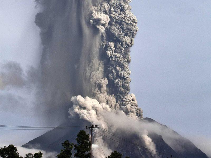 Na Sumatri znova začel bruhati vulkan Sinabung