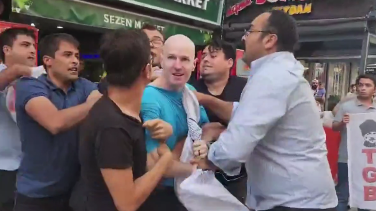 »Yankee, pojdi domov!«: Množica napadla ameriške marince v Turčiji, nočejo »onesnaževanja države« (VIDEO)