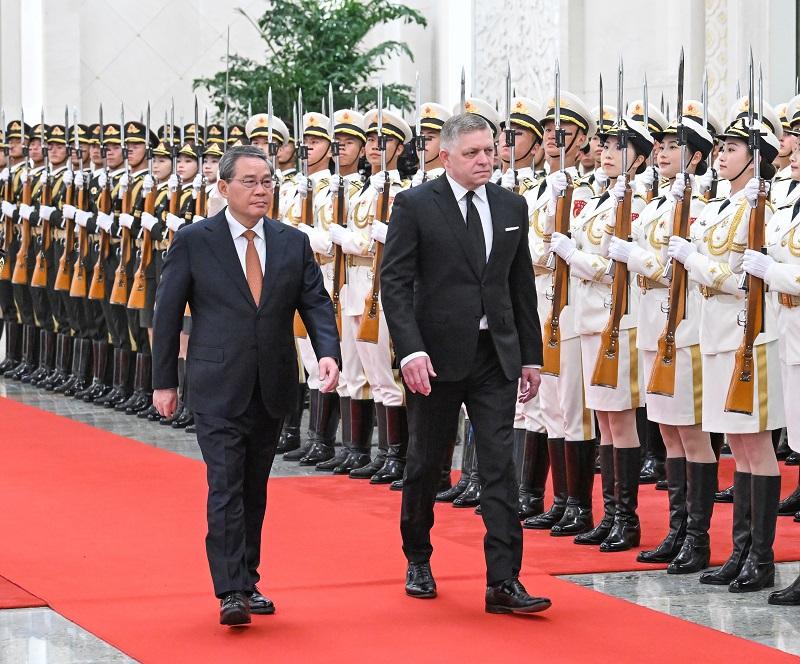 Kitajski predsednik in slovaški premier sta se v Pekingu dogovorila za »strateško partnerstvo«