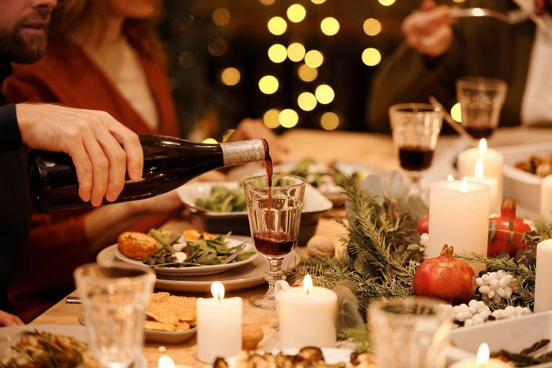 Vsaj 50 ljudi v Oslu se je z novo različico »omikron« okužilo na predbožični zabavi