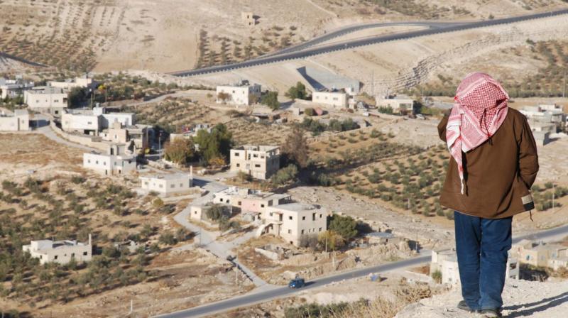Izraelski naseljenec posnet, kako napada palestinskega kmeta (VIDEO)