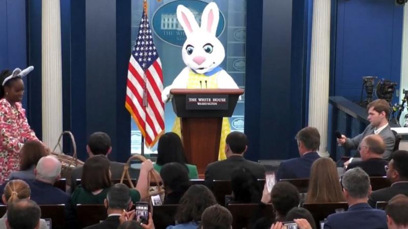 Obskurno: Kaj se dogaja Američanom? Velikonočni zajček priskakljal na tiskovno konferenco v Beli hiši