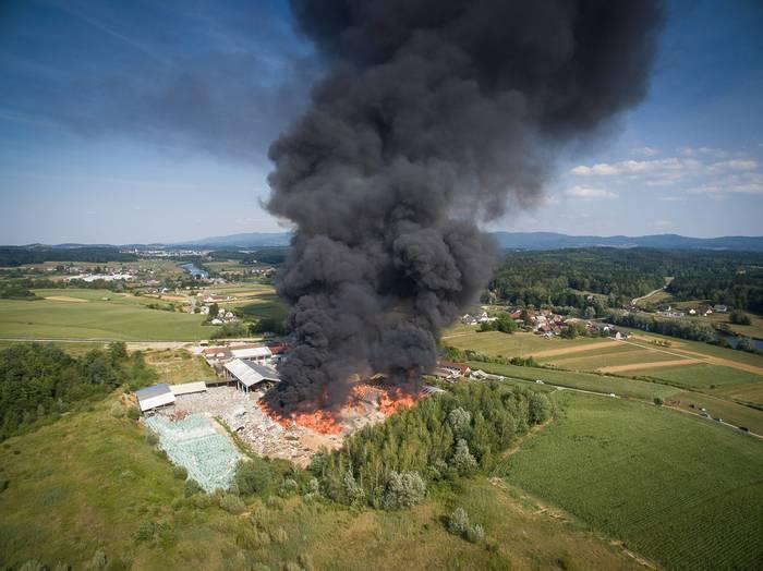 Gasilci bodo ponoči stražili pogorišče požara v Zalogu