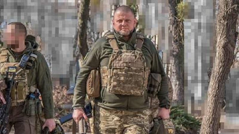 Kakšen komandant, takšna vojska: Vrhovni poveljnik ukrajinske vojske poziral z zapestnico - s svastiko!