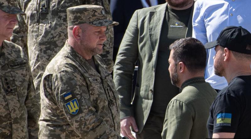 Stopnjuje se spopad v Kijevu: Zelenski se izogiba Zalužnemu, se vtika v poveljstvo in ovira delo vojakov