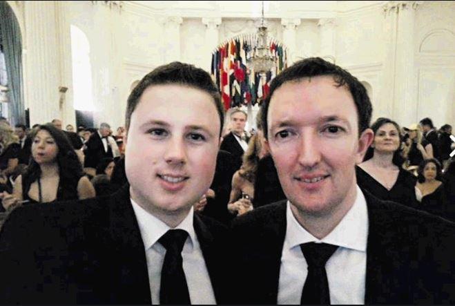 »In tako se član dua #blacktie norčuje iz naše policije. Bedno. Pričakujem desne pravičnike, da ga pozovejo k odstopu«